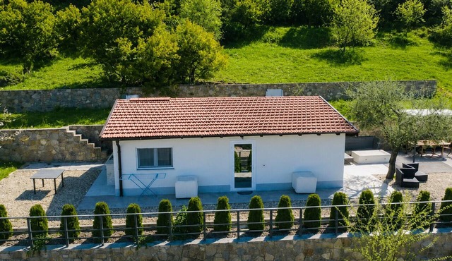 Mimosetta Guest House: A Cozy Cottage Surrounded by Peace and Greenery, with Views of the Sea and Mountains