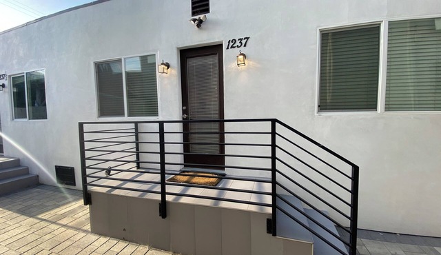Miracle Mile Chic 1 BR Bungalow Apt + Parking