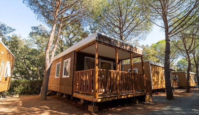 Mobilhome im Ferienpark mit grosser Poolanlage