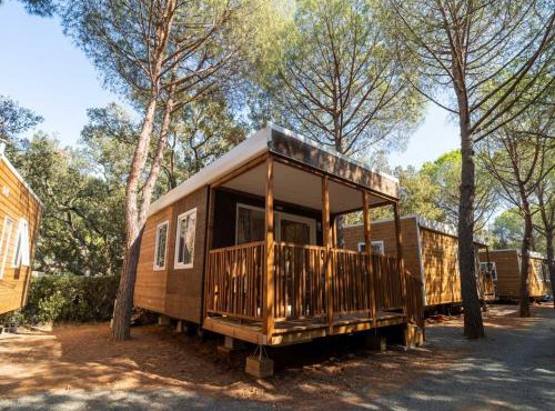 Mobilhome im Ferienpark mit grosser Poolanlage