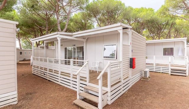 Mobilhome im Ferienpark mit grosser Poolanlage