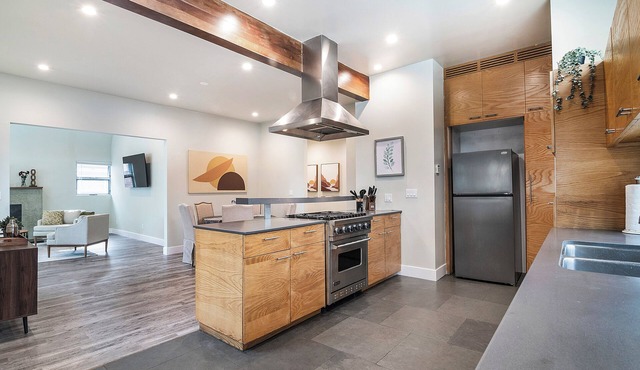 Modern 4BR Home w/Chef's Kitchen & Yard
