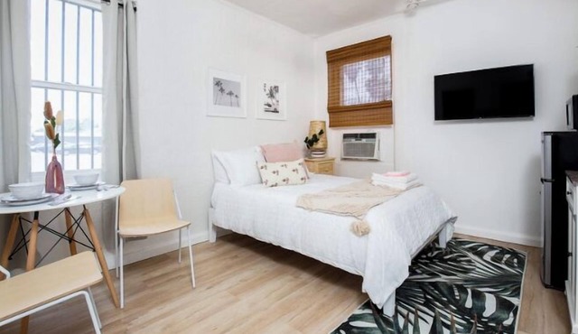 Modern Charm Studio in DTLA for 2!