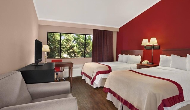 Modern Family Unit! Pool, On-site Restaurant, Near Attractions