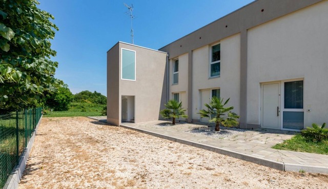 🏡 Modern & Functional Rooms in Mestre – Brand-New Guesthouse with Free ParkingPerfectly located for Venice: bus no. 5 passes every 10 minutes and takes you directly to the historic center in just a few minutes! Rooms are equipped with a comfortable