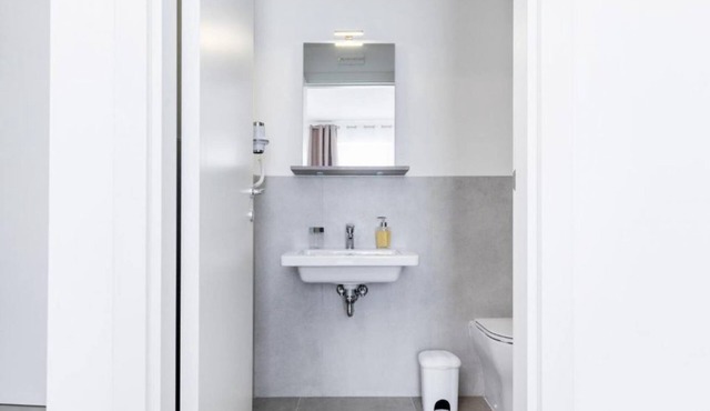 🏡 Modern & Functional Rooms in Mestre – Brand-New Guesthouse with Free ParkingPerfectly located for Venice: bus no. 5 passes every 10 minutes and takes you directly to the historic center in just a few minutes! Rooms are equipped with a comfortable