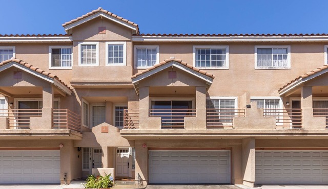 Modern Gated 2BR Condo Pool & Hot Tub Near LAX & Beaches 2-bedroom condo