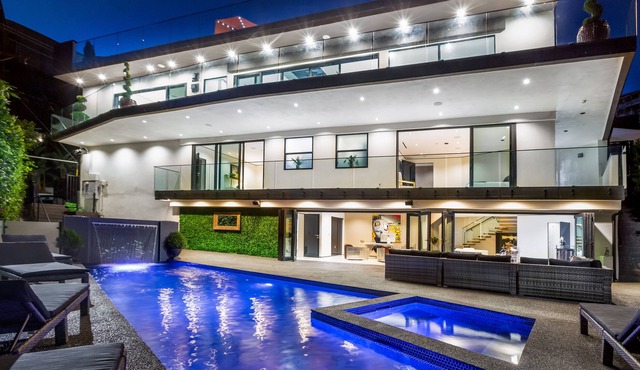 Modern House On Sunset Plaza