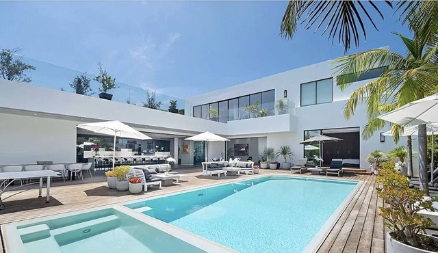 Modern Mansion In Beverly Hills Flats