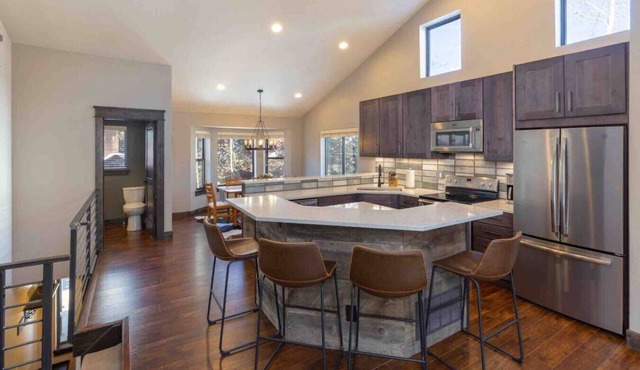 Modern Retreat: Walk to Lift & Town - Private Spa!