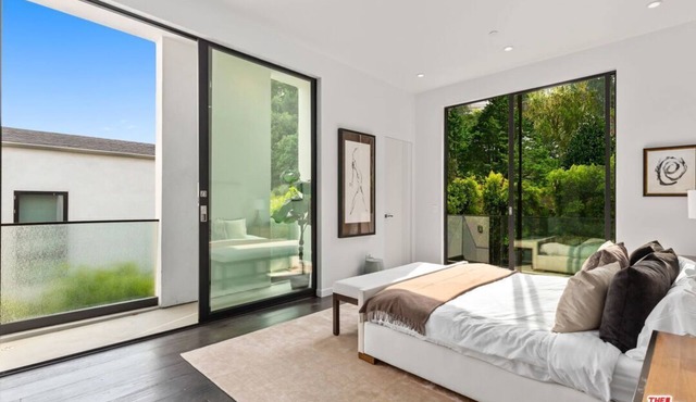 Modern Villa In Beverly Hills