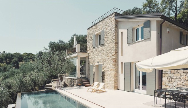 Modern villa with sea view in Vallebona