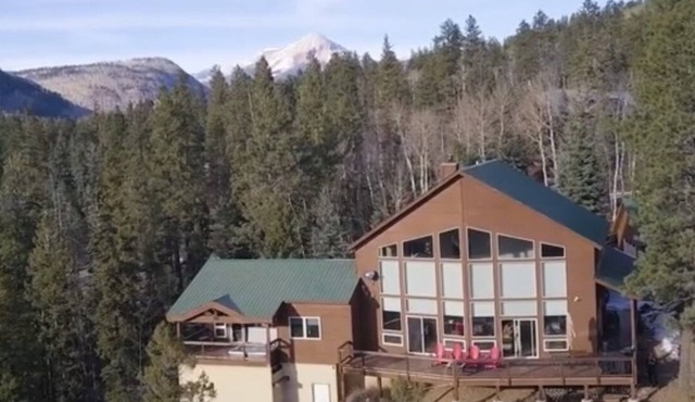 Mountain Lodge - Two Master Suites, new Hot Tub, Pets, only a mile to Ski Area