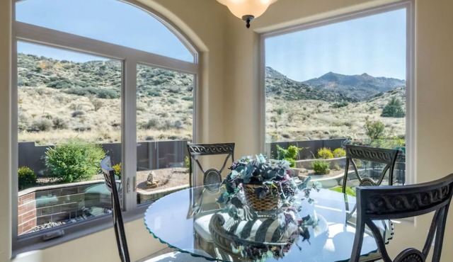 Mountain Views, Backyard Trail Access, 2 King Beds