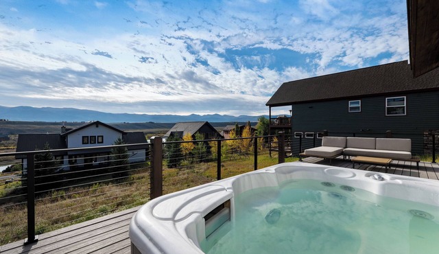 Mountain Views Hot Tub Escape, with Air Conditioning!