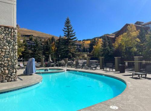 MT CB Mountain Side with King Bed, Hot Tub, Pool & Kitchen!
