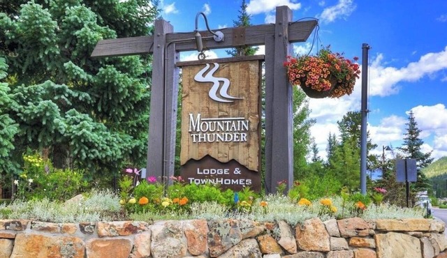 MTN. Thunder 2BR/2BA Corner Unit - 2 Queens in guest bedroom - 1 Block from Town