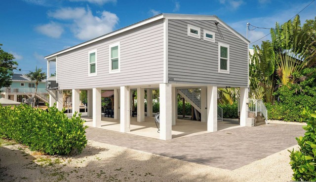 NAUTICAL NEST - 3-bedroom canal front tranquil home on Summerland Key with AC