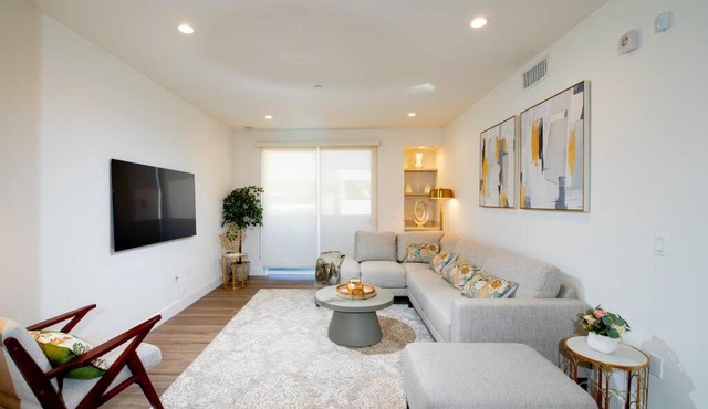New Modern 3BR 3BA Apt in Central Los Angeles with Rooftop & Parking