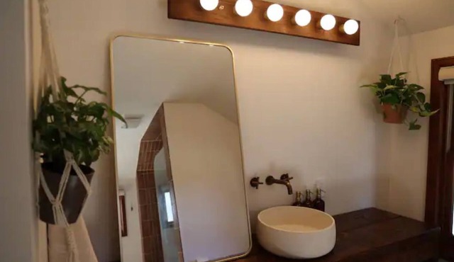New Modern Chic Studio/soaking tub/bike path