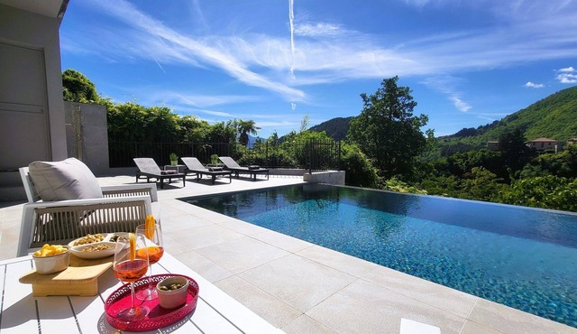 New! Stylish Tuscany Cottage with Annexe. Private Infinity Pool, Mountain Views