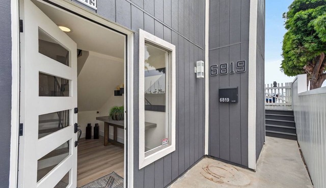 Newly updated 3-bedroom/3-bath beachfront house on the peninsula in Long Beach