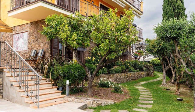 Nice apartment in villa for 5 people with A/C, pool, WIFI, terrace and pets allowed