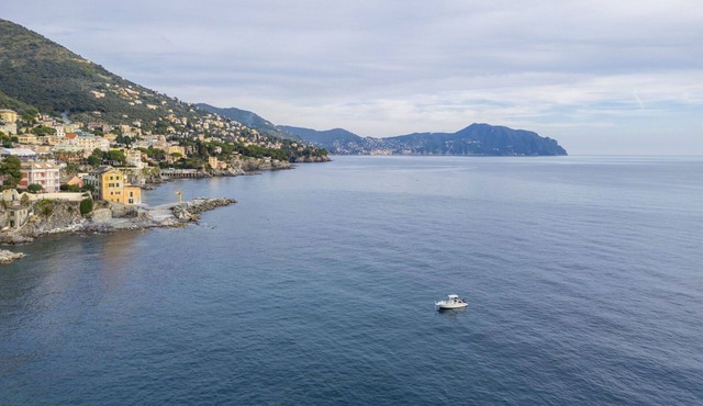 Nice apartment for 6 people with WIFI, TV, balcony and pets allowed, close to Genoa