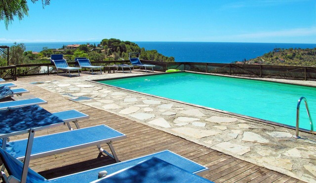 Nice apartment in villa for 4 guests with pool, A/C, patio, pets allowed and panoramic view