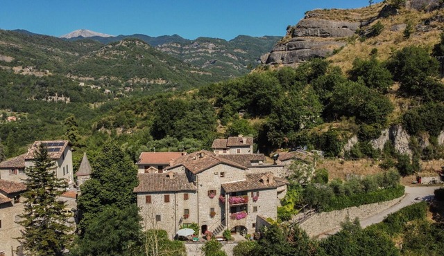 Nice apartment in villa for 5 guests with WIFI, TV, patio and pets allowed, close to Ascoli Piceno