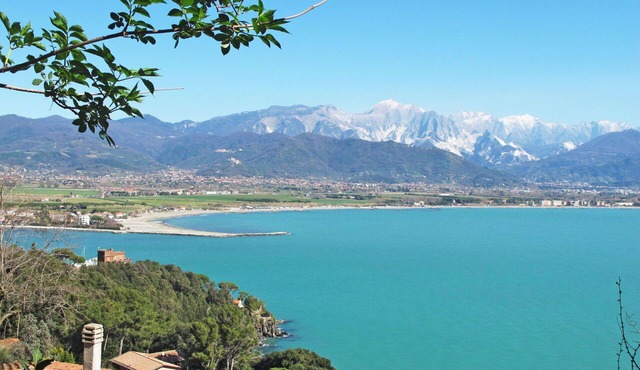 Nice apartment in villa for 6 people with WIFI, TV, terrace and pets allowed, close to La Spezia