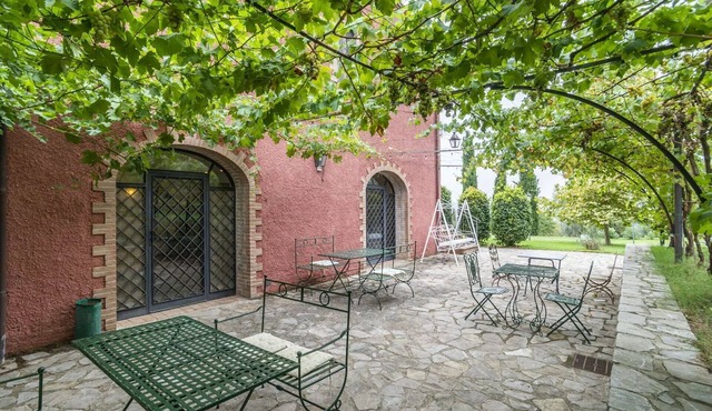 Nice room for 4 people with WIFI, A/C, pool, TV, veranda and pets allowed, close to Perugia