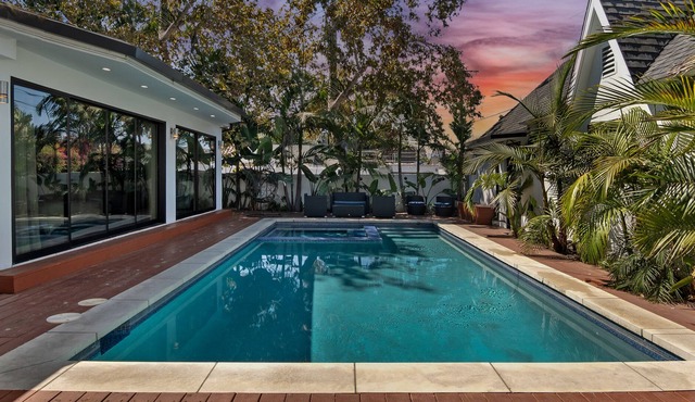Oasis 5 bed/4 bath with Heated pool & Spa
