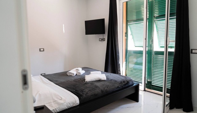Oasis of Peace in the Middle of Town: Modern, Quiet and Close to Transportation