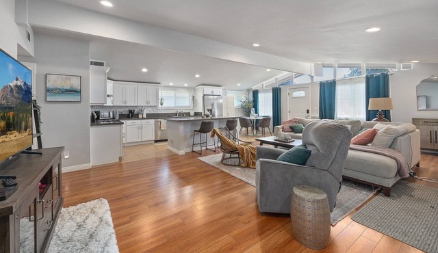 OC Family Vacay 4 beds/3baths Ranch Home 3 miles fm Disneyland!