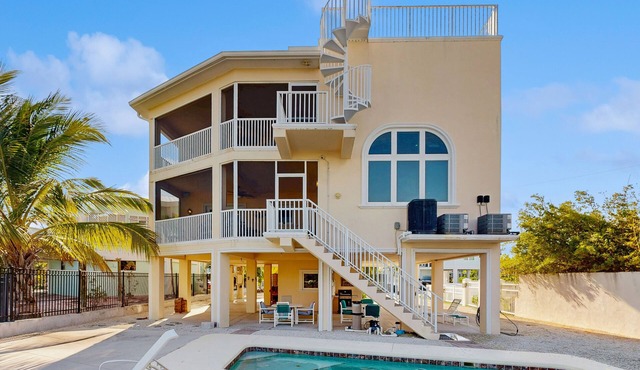 Ocean-view snowbird retreat with private pool, rooftop, lanais, kayak & bikes