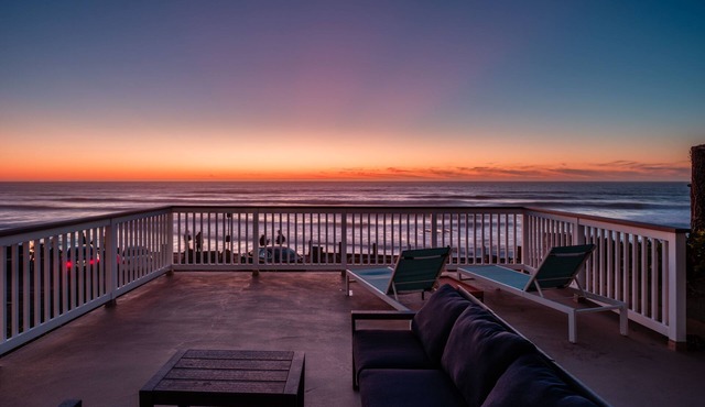 Oceanfront at Windansea Beach- AC, Private Oceanfront Deck, Parking!