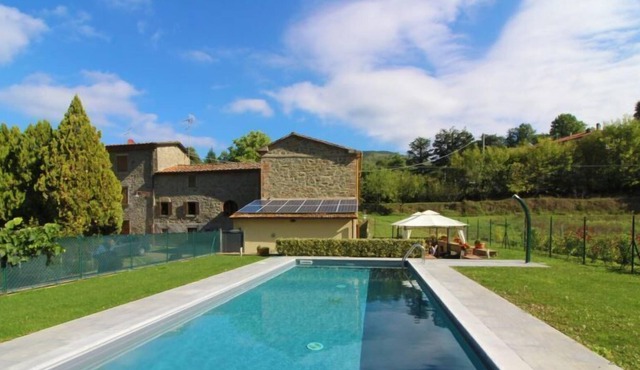 Old country mill about 12 km from the city of Arezzo, private and fenced swimming pool. Ideal villa