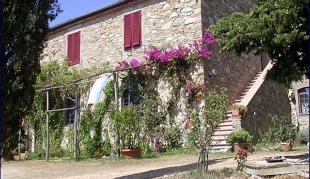 Old farmhouse with 3 flats in the country in the hills, near the sea, for 2-6 p.