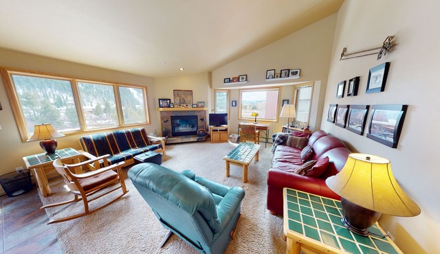On River Trail! End Unit Near Hot Tubs. Walk to Festivals, Dining, Shops