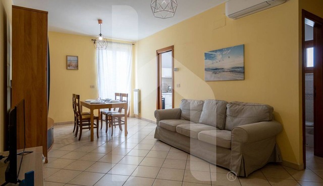 Palazzo Passerini is one of the historic buildings, in the heart of Pineto, offers the possibility of a stay a few steps from the sea and all services. Located on the second floor, also reachable by elevator, and is arranged on two levels. On the entranc