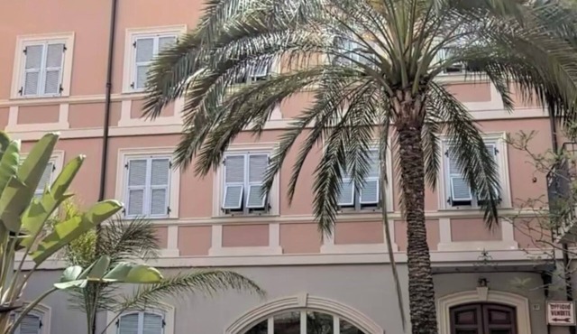 Palm House apartment in elegant, central setting, a few steps from the sea.