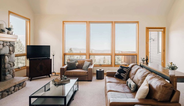 Peaceful Getaway with Hot Tub | Views | Evergreen