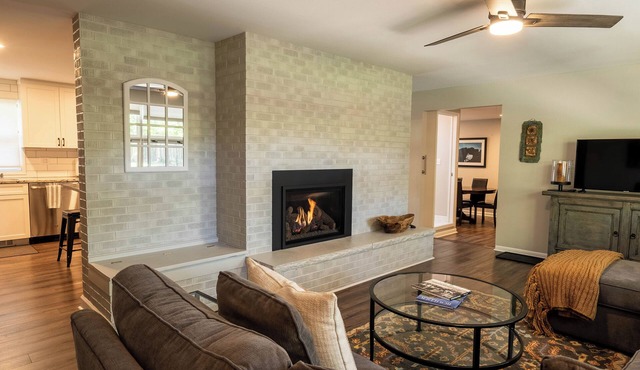 Peaceful Paradise w/Flatiron view, gas fireplace, 30 D min, perfect for RELO