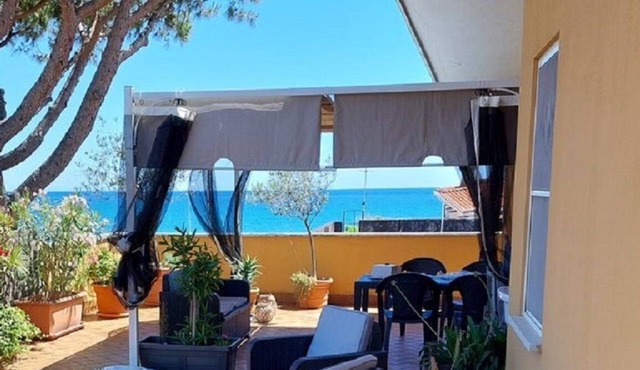 Penthouse on the seafront of Terracina with large terrace!