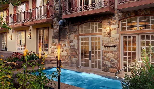 Perfect for Groups! 2 Spacious Units, Onsite Parking and Hot Tub