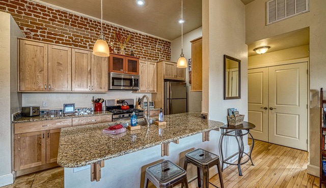 Perfect Location! The Downtowner- Cozy and Convenient!