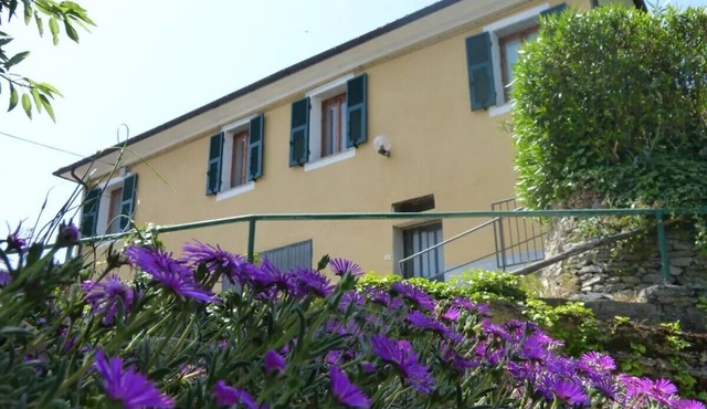 Pet-Friendly 'Casa dei Fiori' Apartment with Mountain Views and Wi-Fi