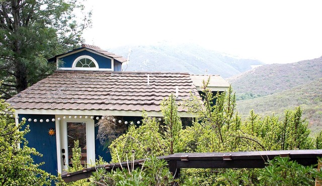 Pet Friendly Charming Cottage with Incredible Views and Hot-tub in Rainbow, California