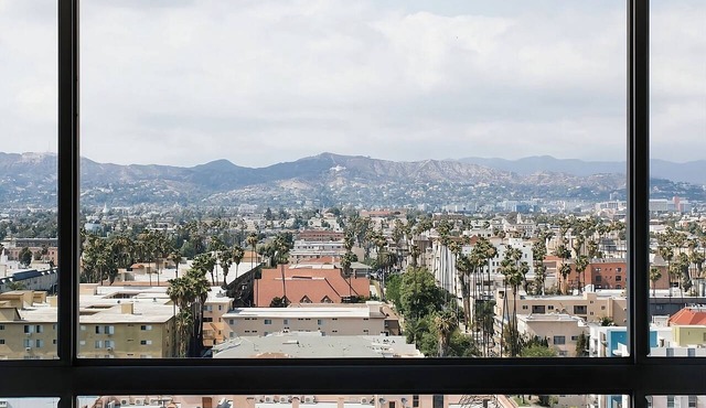 Pet-Friendly Fun, Relax in the Heart of LA, Hollywood Hills View, Pool!